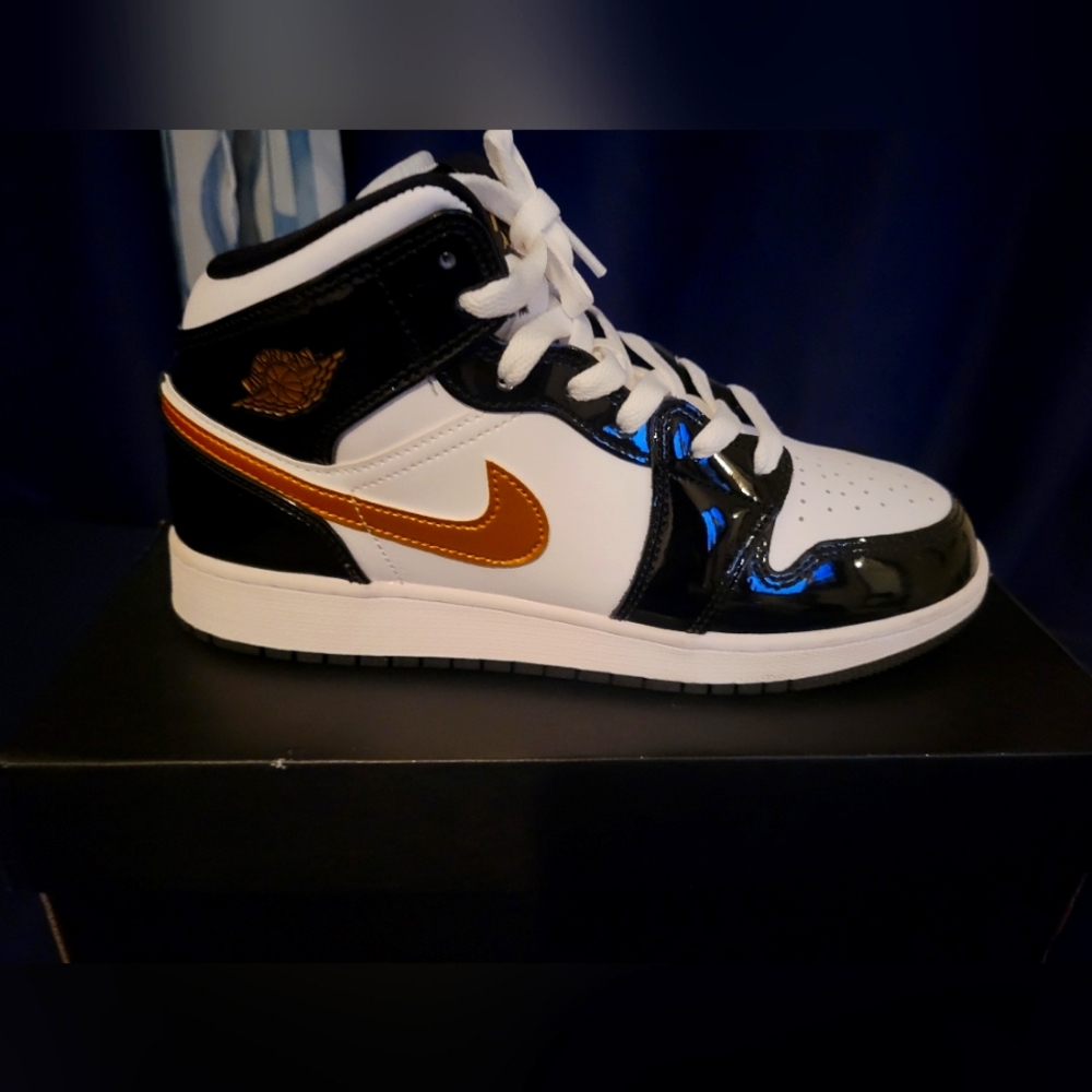 Air Jordan 1 Mid gold & black Big kids size 7Y